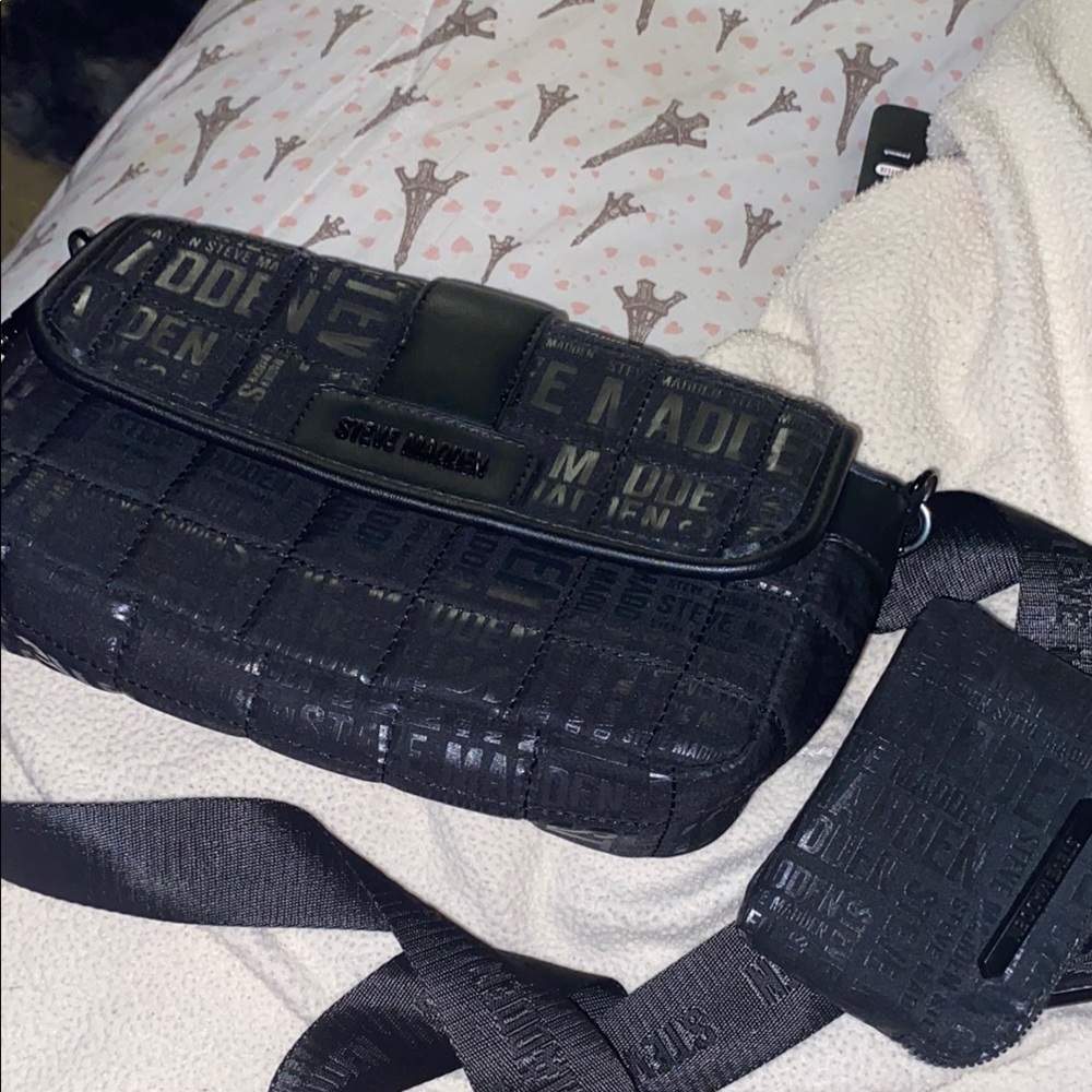 Steve Madden Black Messenger Bag Sleek Durable Design